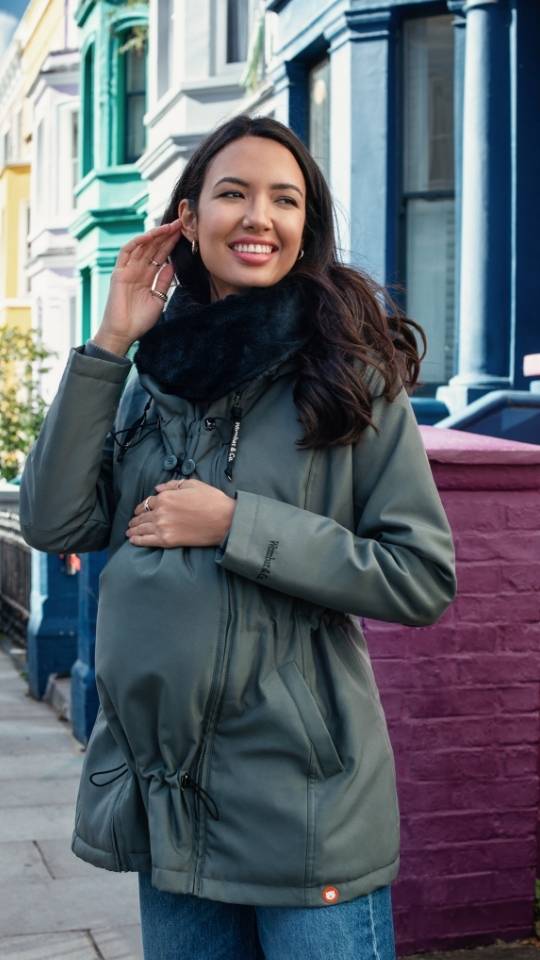 Mujer embarazada luciendo el abrigo Wallaby en un entorno urbano